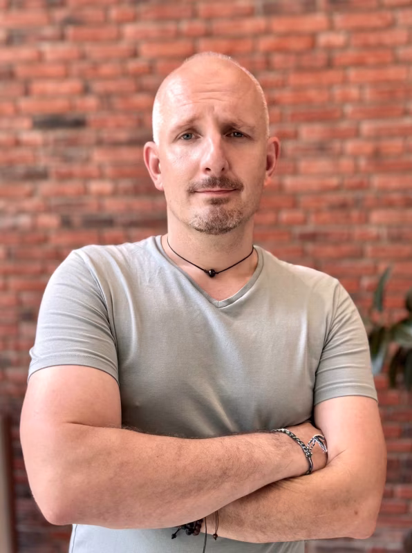 Portrét: Nikola Orozovič
